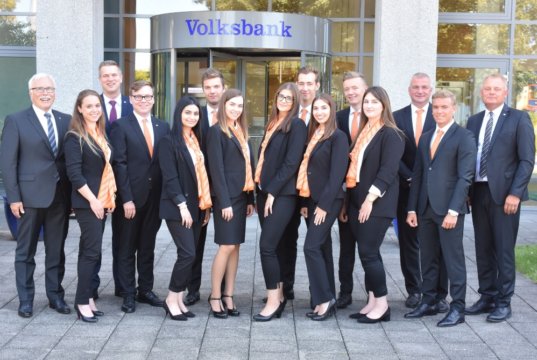 Die Volksbank-Vorstände begrüßten zusammen mit Personalchef Thomas Willczek und Ramona Fresen die neuen Auszubildenden der Volksbank (v.l.): Lutz Uwe Magney, Ramona Fresen, Hardy Burdach, Anton Abeler, Merve Cicekli, Fabian Luley, Michelle Kuballa, Rafaela Diakoumakou, Christoph Meichsner, Selina Tollkamp, Florian von den Eicken, Ulvije Osmani, Thomas Willczek, Jan-Moritz Radke und Andreas Otto. (Foto: © Volksbank / Nico Hertgen)