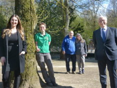 Volksbank-Vorstand Lutz Uwe Magney (r.) und Ex-Azubi Selina Tollkamp (l.) überreichten im Tierpark Fauna eine Spende an Ulrich und Vera Schramm sowie Linda Bunzenthal. (Foto: © Volksbank/Bettina Oswald)