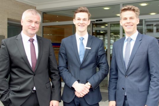 Volksbank-Ausbildungsleiter Thomas Willczek (li.) mit den beiden Solinger Auszubildenden Christoph Müller (mi.) und Alexander Schmidt vor der Filiale an der Kölner Straße in der City. (Foto: © B. Glumm)