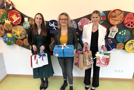 Hospiz-Leiterin Kerstin Wülfing (Mitte) freut sich über die Spenden der Volksbank-Azubis, die Sabrina Raupach (l.) und Melanie Beckmann überbrachten. (Foto: © Volksbank im Bergischen Land)