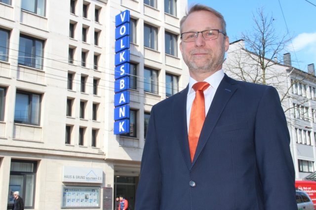 Torsten Lohe ist Baufinanzierungsexperte der Volksbank Remscheid-Solingen eG. Er berät seine Kunden im Baufinanziergungscenter der Filiale an der Kölner Straße. (Foto: © B. Glumm)