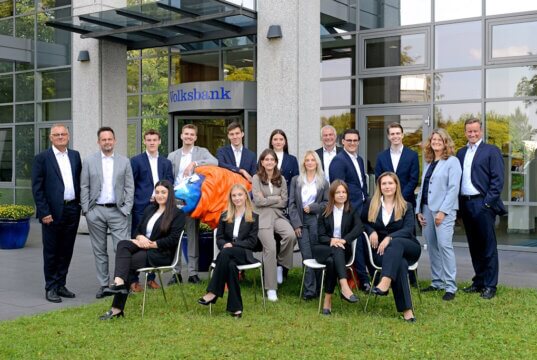 Die Volksbank begrüßt die neuen Auszubildende. Vorne von links: Barwina Barkho, Amelie Bönisch, Melanie Bosnic, Lydija Thiele, Mitte: Celina Schlimbach, Jil Bönisch, hinten von links: Vorstände Andreas Otto und Christian Fried, Sam Lyttek, Lukas Lüscher, Max Krüger, Larisa Dabinovci, Personalleiter Thomas Willczek, Thilo Jensen-Kusk, Tim Ulatowski, Ausbildungsleiterin Daphne Alexander und Vorstand Wichart. (Foto: © Volksbank/Bettina Osswald)