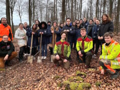 Matsch und Nieselregen schreckten die Volksbank-Azubis nicht. Sie pflanzten zusammen mit den Fachleuten von Waldgenossenschaft und TBR junge Bäume, um dem bergischen Wald eine Zukunft zu geben. (Foto: © Volksbank)