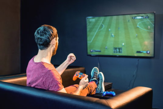 Mach deine Couch zum eSport-Thron – unter diesem Motto steht das FIFA 21-Online-Turnier der Volksbanken. (Foto: © Volksbank)