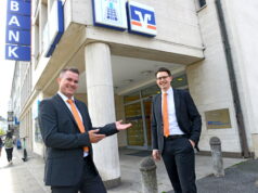 Jörg Guardiera (l.) stellt seinen Nachfolger vor: Benjamin Schulz ist neuer Filialleiter der Volksbank in Solingen-Mitte. Jörg Guardiera wechselt in die Firmenkundenbetreuung. (Foto: © Volksbank/Bettina Osswald)