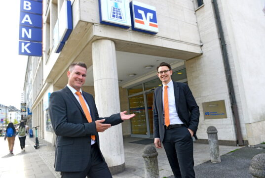 Jörg Guardiera (l.) stellt seinen Nachfolger vor: Benjamin Schulz ist neuer Filialleiter der Volksbank in Solingen-Mitte. Jörg Guardiera wechselt in die Firmenkundenbetreuung. (Foto: © Volksbank/Bettina Osswald)