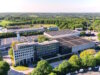 Die Hauptverwaltung der Volksbank im Bergischen Land liegt am Rand von Remscheid-Lennep. Die PV-Anlage rechts neben dem Verwaltungstrakt wurde bereits 2013 gebaut. Die neue Anlage aus dem Jahr 2025 wurde auf der Dachfläche hinter dem Turm errichtet. (Foto: © Volksbank/Matthias Morawetz)