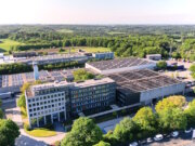 Die Hauptverwaltung der Volksbank im Bergischen Land liegt am Rand von Remscheid-Lennep. Die PV-Anlage rechts neben dem Verwaltungstrakt wurde bereits 2013 gebaut. Die neue Anlage aus dem Jahr 2025 wurde auf der Dachfläche hinter dem Turm errichtet. (Foto: © Volksbank/Matthias Morawetz)