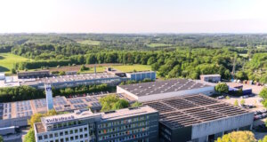Die Hauptverwaltung der Volksbank im Bergischen Land liegt am Rand von Remscheid-Lennep. Die PV-Anlage rechts neben dem Verwaltungstrakt wurde bereits 2013 gebaut. Die neue Anlage aus dem Jahr 2025 wurde auf der Dachfläche hinter dem Turm errichtet. (Foto: © Volksbank/Matthias Morawetz)
