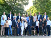 Die Volksbank im Bergischen Land ehrte ihre langjährigen Mitarbeiter – 24 Jubilare feierten gemeinsam mit Vorstand und Kolleginnen und Kollegen ihr 10-, 25- oder 40-jähriges Dienstjubiläum im Remscheider Schützenhaus. (Foto: © Volksbank/Bettina Oswald)