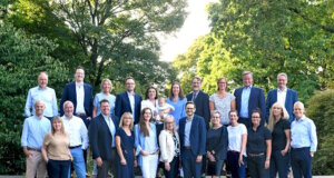 Die Volksbank im Bergischen Land ehrte ihre langjährigen Mitarbeiter – 24 Jubilare feierten gemeinsam mit Vorstand und Kolleginnen und Kollegen ihr 10-, 25- oder 40-jähriges Dienstjubiläum im Remscheider Schützenhaus. (Foto: © Volksbank/Bettina Oswald)