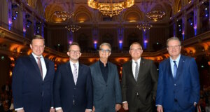 Hauptstadt-Journalist Gabor Steingart (M.) war der Redner beim Volksbank-Symposium. Die Vorstände Henning Wichart, Christian Fried und Andreas Otto sowie Aufsichtsratsvorsitzender Thomas Schäfer (v.l.) begrüßten ihn in der Historischen Stadthalle. (Foto: © Volksbank/Bettina Osswald)