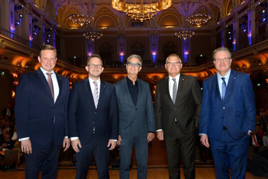 Hauptstadt-Journalist Gabor Steingart (M.) war der Redner beim Volksbank-Symposium. Die Vorstände Henning Wichart, Christian Fried und Andreas Otto sowie Aufsichtsratsvorsitzender Thomas Schäfer (v.l.) begrüßten ihn in der Historischen Stadthalle. (Foto: © Volksbank/Bettina Osswald)