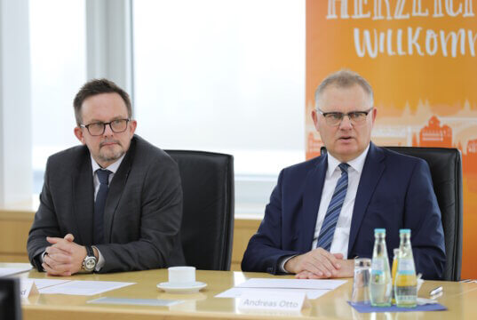 Die Volksbank-Vorstände Christian Fried (li.) und Andreas Otto zogen jetzt Bilanz für Jahr 2023. Trotz schwieriger werdender Rahmenbedingungen war das vergangene Jahr für die Volksbank im Bergischen Land ein erfolgreiches. (Foto: © Bastian Glumm)