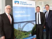 Schauen auf ein gutes Jahr 2017 zurück und sind für 2018 sehr optimistisch: v.li Die Vorstände der Volksbank im Bergischen Land Lutz Uwe Magney, Andreas Otto und Hardy Burdach. (Foto: © Bastian Glumm)