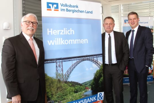 Schauen auf ein gutes Jahr 2017 zurück und sind für 2018 sehr optimistisch: v.li Die Vorstände der Volksbank im Bergischen Land Lutz Uwe Magney, Andreas Otto und Hardy Burdach. (Foto: © Bastian Glumm)