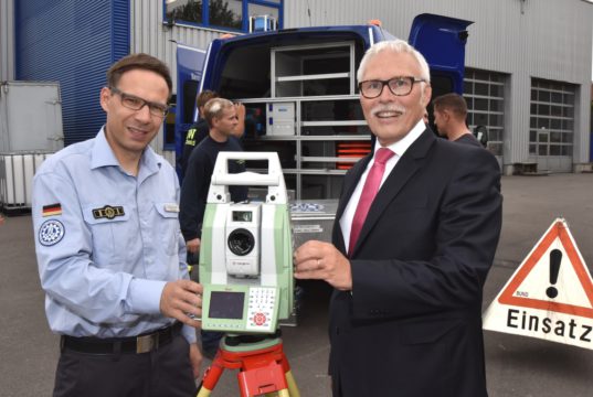 Das Technische Hilfswerk Remscheid war der erste Verein, der ein Crowdfunding-Projekt realisierte. Das Ergebnis führte Ortsbeauftragter Christoph Rühl (l.) Volksbank-Vorstand Lutz Uwe Magney (r.) vor: Das THW-Führungsfahrzeug wurde mit einem Spezialregal ausgerüstet. (Foto: © Volksbank/Nico Hertgen)