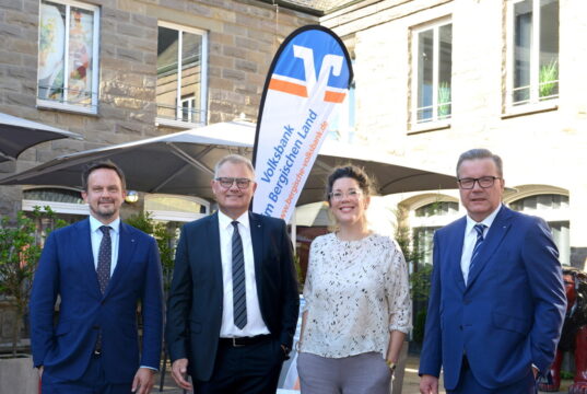 Die Meeresbiologin Dr. Frauke Bagusche war zu Gast beim Volksbank-Damensymposium. Im Innenhof der Klosterkirche begrüßten sie Vorstand und Aufsichtsratsvorsitzender (v.l.): Christian Fried, Andreas Otto, Thomas Schäfer. (Foto: © Volksbank/Bettina Osswald)