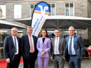 Die Volksbank im Bergischen Land freute sich über eine kluge und inspirierende Rednerin. Von links: Andreas Otto, Henning Wichart, Franca Lehfeldt, Christian Fried und Aufsichtsratsvorsitzender Thomas Schäfer. (Foto: © Volksbank/Bettina Osswald)