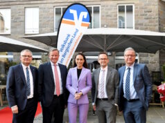 Die Volksbank im Bergischen Land freute sich über eine kluge und inspirierende Rednerin. Von links: Andreas Otto, Henning Wichart, Franca Lehfeldt, Christian Fried und Aufsichtsratsvorsitzender Thomas Schäfer. (Foto: © Volksbank/Bettina Osswald)