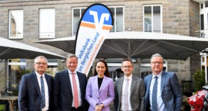 Die Volksbank im Bergischen Land freute sich über eine kluge und inspirierende Rednerin. Von links: Andreas Otto, Henning Wichart, Franca Lehfeldt, Christian Fried und Aufsichtsratsvorsitzender Thomas Schäfer. (Foto: © Volksbank/Bettina Osswald)