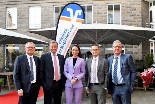Die Volksbank im Bergischen Land freute sich über eine kluge und inspirierende Rednerin. Von links: Andreas Otto, Henning Wichart, Franca Lehfeldt, Christian Fried und Aufsichtsratsvorsitzender Thomas Schäfer. (Foto: © Volksbank/Bettina Osswald)