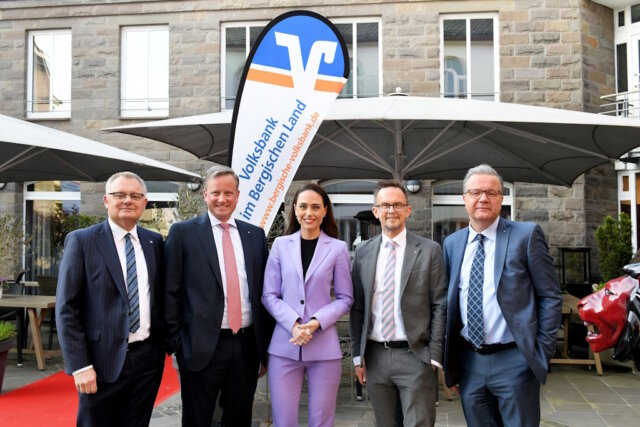 Die Volksbank im Bergischen Land freute sich über eine kluge und inspirierende Rednerin. Von links: Andreas Otto, Henning Wichart, Franca Lehfeldt, Christian Fried und Aufsichtsratsvorsitzender Thomas Schäfer. (Foto: © Volksbank/Bettina Osswald)