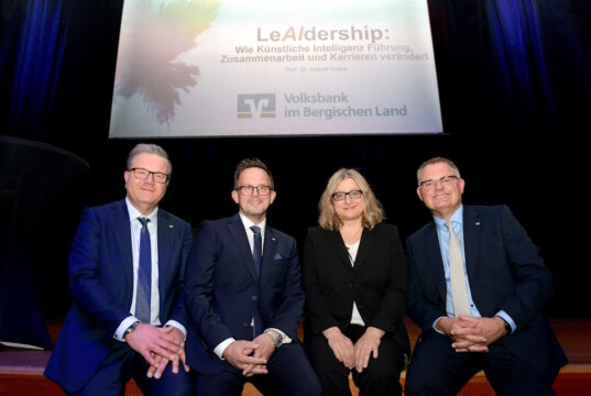 Prof. Dr. Isabell Welpe begeisterte beim 16. Volksbank Damensymposium mit dem Thema Künstliche Intelligenz. Darüber freuten sich auch (von links nach rechts) Aufsichtsratsvorsitzender Thomas Schäfer, Volksbank-Vorstand Christian Fried und Volksbank-Vorstandsvorsitzender Andreas Otto. (Foto: © Volksbank/Bettina Osswald)
