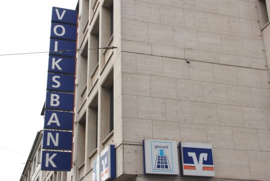 Die Fusion der Volksbanken Solingen-Remscheid und Wuppertal wird am Freitag auch technisch vollzogen. (Archivfoto: © Bastian Glumm)