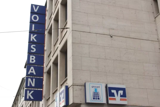 Die Volksbank im Bergischen Land wird ihre Filiale Solingen-Mitte in die Kölner Höfe an der Ecke Kölner Straße/Birkenstraße verlegen. (Archivfoto: © Bastian Glumm)
