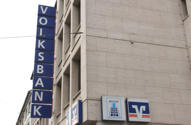 Die Volksbank im Bergischen Land wird ihre Filiale Solingen-Mitte in die Kölner Höfe an der Ecke Kölner Straße/Birkenstraße verlegen. (Archivfoto: © Bastian Glumm)