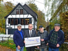 Fluthilfe für den Wipperkotten: Reinhard Schrage (2. v. r.) und Klaus Schönberger (l.) vom Förderverein sowie Bezirksbürgermeister Paul Westeppe (r.) freuen sich über die Unterstützung von Volksbank- Vorstand Andreas Otto. (Foto: © Volksbank/Bettina Osswald)