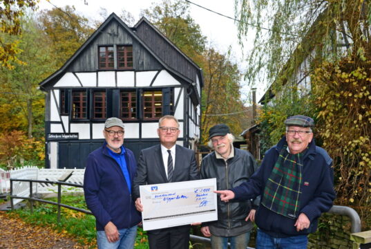 Fluthilfe für den Wipperkotten: Reinhard Schrage (2. v. r.) und Klaus Schönberger (l.) vom Förderverein sowie Bezirksbürgermeister Paul Westeppe (r.) freuen sich über die Unterstützung von Volksbank- Vorstand Andreas Otto. (Foto: © Volksbank/Bettina Osswald)
