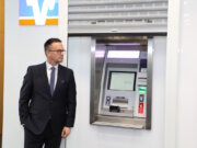Christian Fried vom Vorstand der Volksbank im Bergischen Land vor einem modernisierten Geldautomaten in einer Remscheider Filiale. Die Bank hat alle Geldautomaten mit Farbpatronen nachgerüstet und ihr Sicherheitskonzept gegen Automatensprengungen weiter ausgebaut. (Archivfoto: © Bastian Glumm)