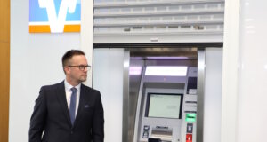 Christian Fried vom Vorstand der Volksbank im Bergischen Land vor einem modernisierten Geldautomaten in einer Remscheider Filiale. Die Bank hat alle Geldautomaten mit Farbpatronen nachgerüstet und ihr Sicherheitskonzept gegen Automatensprengungen weiter ausgebaut. (Archivfoto: © Bastian Glumm)