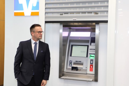 Christian Fried vom Vorstand der Volksbank im Bergischen Land vor einem modernisierten Geldautomaten in einer Remscheider Filiale. Die Bank hat alle Geldautomaten mit Farbpatronen nachgerüstet und ihr Sicherheitskonzept gegen Automatensprengungen weiter ausgebaut. (Archivfoto: © Bastian Glumm)