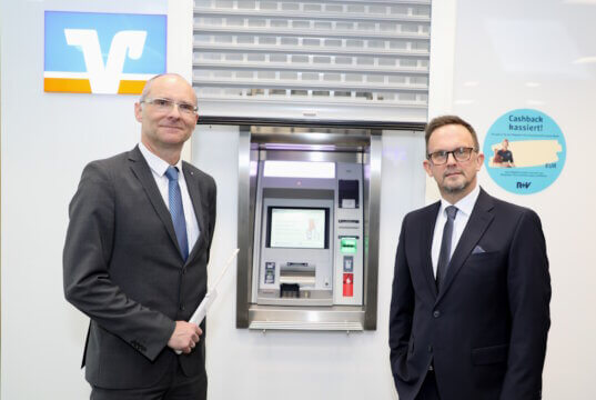 Rollgitter sichern zusätzlich die Geldautomaten der Volksbank im Bergischen Land. Architekt Andreas Bona (li.) und Volksbank-Vorstand Chirstian Fried stellten das neue System jetzt in Remscheid vor. (Foto: © Bastian Glumm)