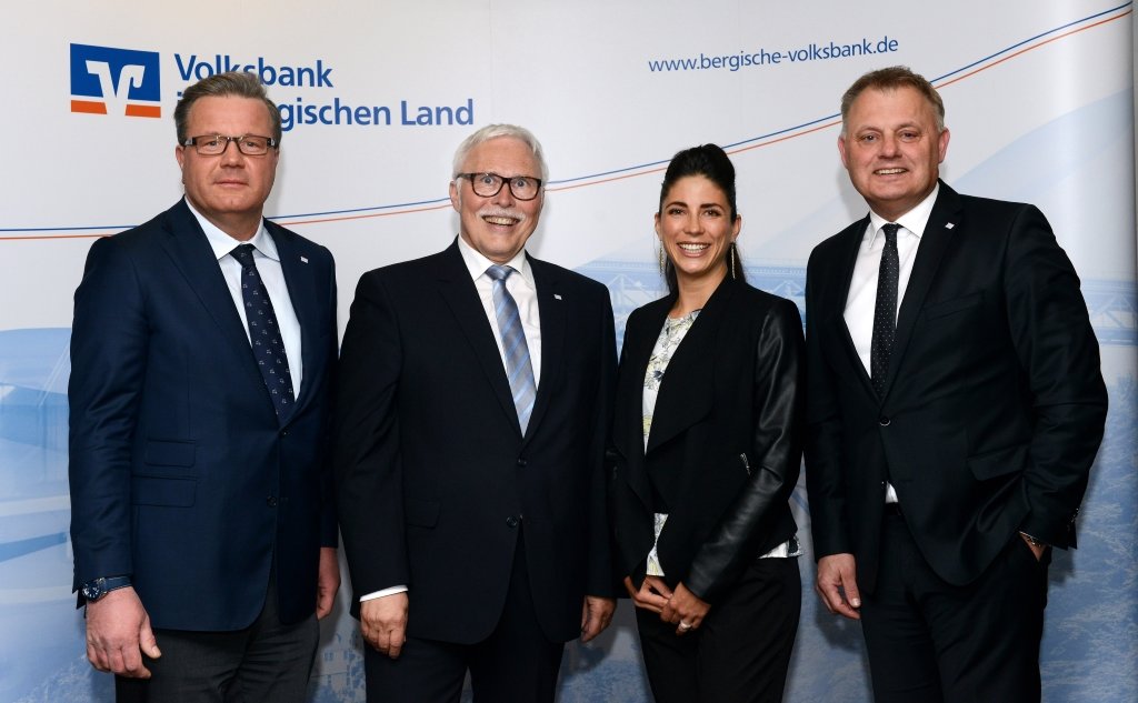 Aufsichtsrat und Vorstand der Volksbank im Bergischen Land freuten sich über den Besuch von Astronautentrainerin Laura Winterling. Von links: Thomas Schäfer (Aufsichtsratsvorsitzender), Lutz Uwe Magney (Vorstandsmitglied), Laura Winterling und Andreas Otto (Vorsitzender des Vorstands). (Foto: © Volksbank/Bettina Osswald)