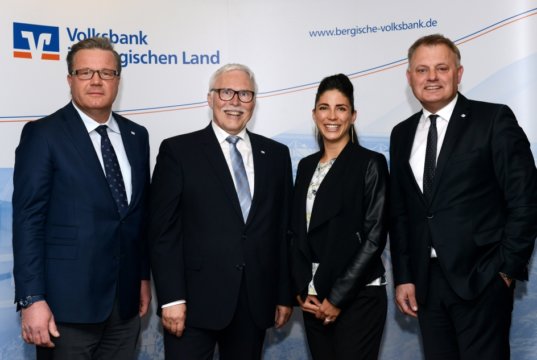 Aufsichtsrat und Vorstand der Volksbank im Bergischen Land freuten sich über den Besuch von Astronautentrainerin Laura Winterling. Von links: Thomas Schäfer (Aufsichtsratsvorsitzender), Lutz Uwe Magney (Vorstandsmitglied), Laura Winterling und Andreas Otto (Vorsitzender des Vorstands). (Foto: © Volksbank/Bettina Osswald)