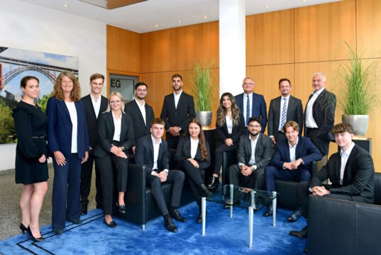 Die Volksbank begrüßt die neuen Auszubildenden (v.l.): Ramona Fresen und Daphne Alexander (Ausbildungsleitung), Alexander Oswald, Emilia Klon, Michele Dollero, Leon Musial, Mohammed Almendelawi, Kyra Winter, Betül Aybir, Vorstandsvorsitzender Andreas Otto, Amir Abdelkarim, Vorstand Christian Fried, Nicolai Krumsiek, Personalchef Thomas Willczek und Luca Klewer. (Foto: © Volksbank/Bettina Osswald)