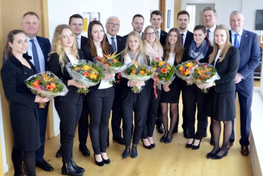 Die Volksbank im Bergischen Land gratulierte dem Ausbildungsjahrgang 2016 zur bestandenen Abschlussprüfung (v. li.): Ausbildungsbegleiterin Ramona Fresen, Vorstandsvorsitzender Andreas Otto, Daniela Stemmer, Paul Kasch, Hanna Koch, Vorstand Lutz Uwe Magney, Melina Langenberg, Daniel Strieder, Lisa Eutin, Julius Schneller, Annkathrin Beeh, Pascal Maedchen, Anna Siegers, Vorstand Hardy Burdach, Clara Schröder und Personalchef Thomas Willczek. (Foto: © Volksbank/Kristina Hellwig)