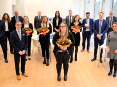 Ein starker Jahrgang hat die Ausbildung erfolgreich beendet (v.l.): Lucas Sambill, Daphne Alexander (Ausbildungsleitung), Personalleiter Thomas Willczek, Anton Krafczyk, Greta Hinz, Vorstand Lutz Uwe Magney, Döne Er, Nida Kasim, Angieszka Borkowski, Vorstand Christian Fried, Madeleine Losse, Ahmet Demirelli, Joshua Raab, Vorstand Andreas Otto und Ramona Fresen (Ausbildungsleitung). (Foto: © Volksbank)