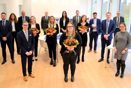 Ein starker Jahrgang hat die Ausbildung erfolgreich beendet (v.l.): Lucas Sambill, Daphne Alexander (Ausbildungsleitung), Personalleiter Thomas Willczek, Anton Krafczyk, Greta Hinz, Vorstand Lutz Uwe Magney, Döne Er, Nida Kasim, Angieszka Borkowski, Vorstand Christian Fried, Madeleine Losse, Ahmet Demirelli, Joshua Raab, Vorstand Andreas Otto und Ramona Fresen (Ausbildungsleitung). (Foto: © Volksbank)