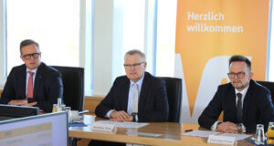 Luden jetzt zur Bilanzpressekonferenz nach Remscheid ein: Die Volksbank-Vorstände (v.li.) Henning Wichart, Andreas Otto und Christian Fried. (Foto: © Bastian Glumm)