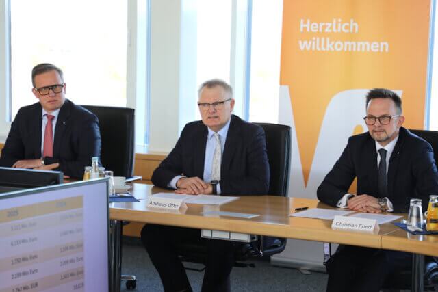 Luden jetzt zur Bilanzpressekonferenz nach Remscheid ein: Die Volksbank-Vorstände (v.li.) Henning Wichart, Andreas Otto und Christian Fried. (Foto: © Bastian Glumm)