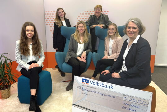 Mit einem Energiebonus möchte die Volksbank im Bergischen Land die Vereine und gemeinnützigen Institutionen in ihrer Kundschaft unterstützen. Insgesamt sind 25.000 Euro im Topf. Ansprechpartner für die Vereine ist das Team Unternehmenskommunikation: v.li. Laura Jähn, Mia Schlemmer, Jana Morawetz, Britta Gawens, Linda Simon und Kristina Hellwig. (Foto: @ Volksbank im Bergischen Land)