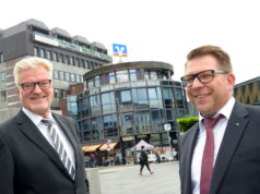 Auf dem „Signalhaus“ am Neumarkt dreht sich das Volksbank-Logo: Hier sitzt das FirmenkundenCenter, dessen Leiter Jürgen Hammacher (l.) den Staffelstab nun an Markus Dabringhausen weitergibt. (Foto: © Volksbank/Bettina Osswald)