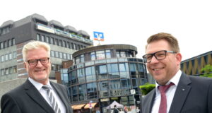 Auf dem „Signalhaus“ am Neumarkt dreht sich das Volksbank-Logo: Hier sitzt das FirmenkundenCenter, dessen Leiter Jürgen Hammacher (l.) den Staffelstab nun an Markus Dabringhausen weitergibt. (Foto: © Volksbank/Bettina Osswald)