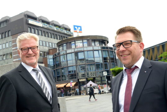 Auf dem „Signalhaus“ am Neumarkt dreht sich das Volksbank-Logo: Hier sitzt das FirmenkundenCenter, dessen Leiter Jürgen Hammacher (l.) den Staffelstab nun an Markus Dabringhausen weitergibt. (Foto: © Volksbank/Bettina Osswald)