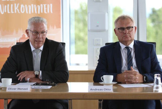 Auch im Alter als Eigentümer im eigenen Zuhause bleiben – die Volksbanker Oliver Wenzel (l.) und Andreas Otto stellen dafür eine Finanzierungslösung vor. (Foto: © Bastian Glumm)
